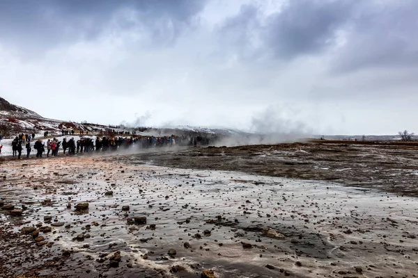 Извержение Великого Гейсира находится в долине Хаукадалур — стоковое фото