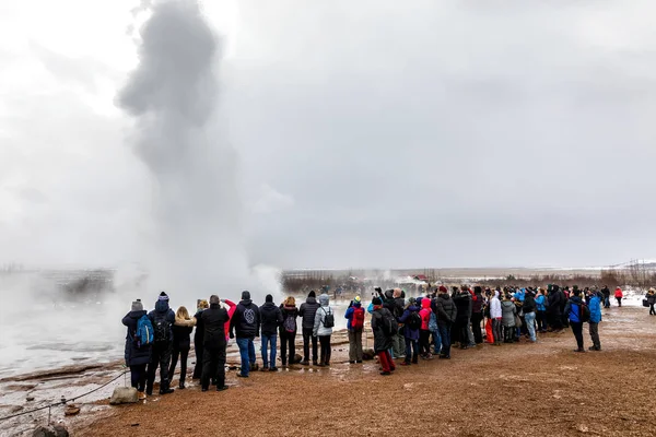 Извержение Великого Гейсира находится в долине Хаукадалур — стоковое фото