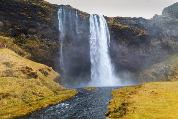 Der Seljalandsfoss ist einer der schönsten Wasserfälle der Welt — Stockfoto
