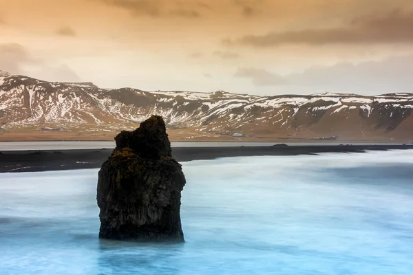 Zobacz na Kirkjufjara plaży, Islandia — Zdjęcie stockowe