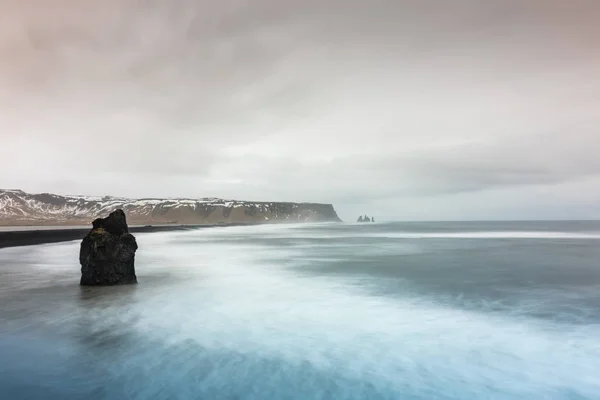Zobacz na Kirkjufjara plaży, Islandia — Zdjęcie stockowe