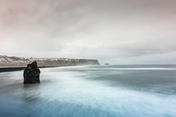 Visa på Kirkjufjara beach, Island — Stockfoto