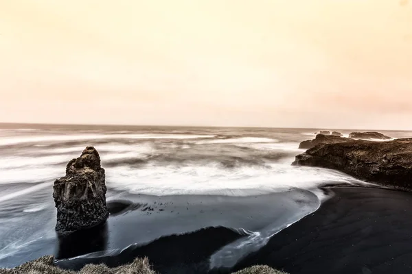 在 Kirkjufjara 海滩，冰岛上查看 — 图库照片