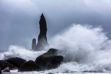 dalgalar üzerinde siyah beach Reynisfjara İzlanda '