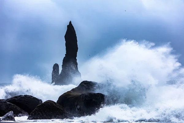 Хвилі на чорний пляжу Reynisfjara в Ісландії — стокове фото