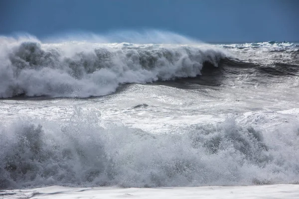 dalgalar üzerinde siyah beach Reynisfjara İzlanda '