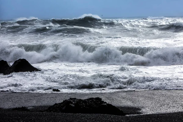 Хвилі на чорний пляжу Reynisfjara в Ісландії — стокове фото