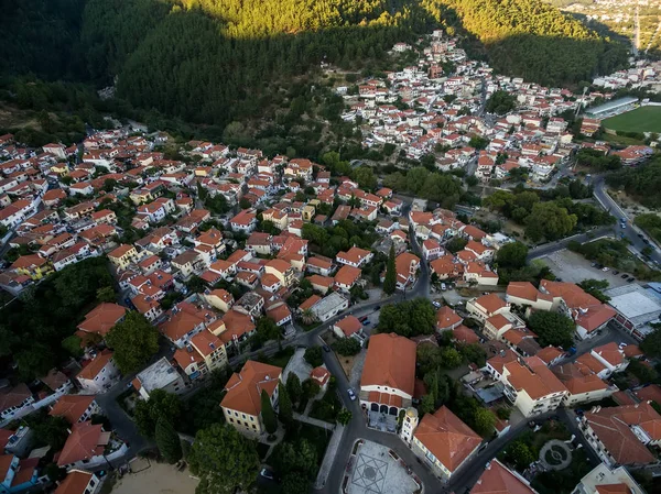 Com voo de drone acima da cidade velha de Xanthi no norte de Greec — Fotografia de Stock