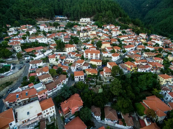 Con vuelo de drones sobre el casco antiguo de Xanthi en el norte de Greec — Foto de Stock