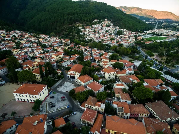 Con vuelo de drones sobre el casco antiguo de Xanthi en el norte de Greec — Foto de Stock