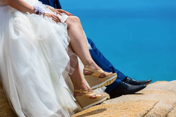 Feet of bride and groom, wedding shoes — Stock Photo, Image