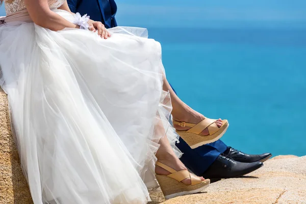 Pés de noiva e noivo, sapatos de casamento — Fotografia de Stock