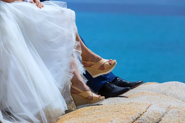 Pés de noiva e noivo, sapatos de casamento — Fotografia de Stock