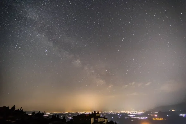Milchstraße über der Meteora, Griechenland — Stockfoto