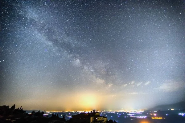 Milky Way over de Meteora, Griekenland. — Stockfoto