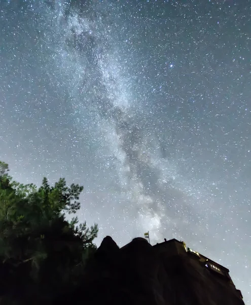 Milky Way over de Meteora, Griekenland — Stockfoto