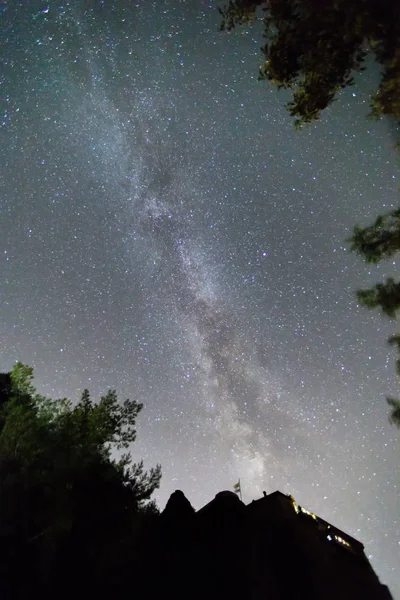 Via Láctea sobre a Meteora, Grécia — Fotografia de Stock