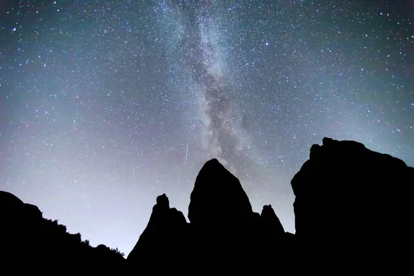 Milky Way over de Meteora, Griekenland — Stockfoto