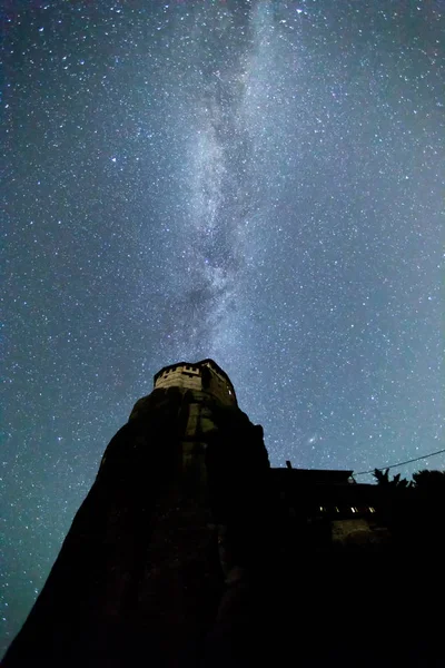 Milky Way over de Meteora, Griekenland. — Stockfoto