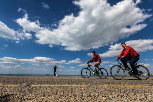 People enjoy a walk on the new park and the waterfront of the ci — Stock Photo, Image