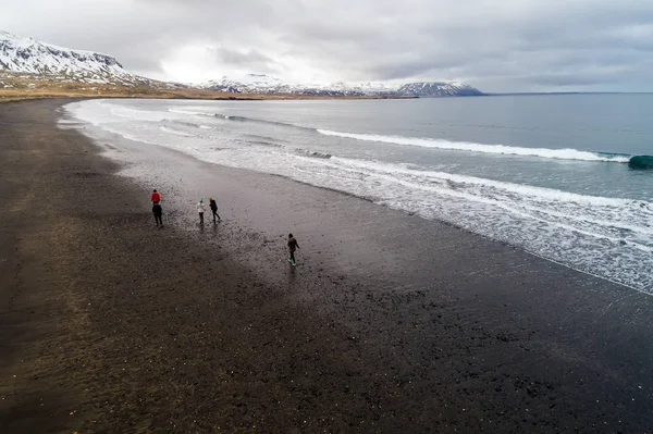 Вид с воздуха на чёрный песчаный пляж Бримилсвеллир Исландский — стоковое фото
