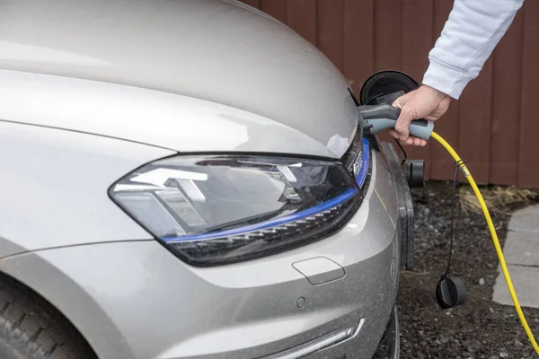 Carga de un coche eléctrico con el cable de alimentación enchufado —  Fotos de Stock