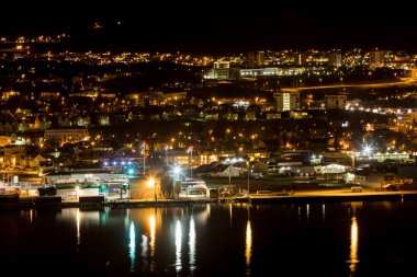 Panoramik gece Akureyri şehir Kuzey İzlanda üzerinde