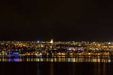 Panoramik gece Akureyri şehir Kuzey İzlanda üzerinde