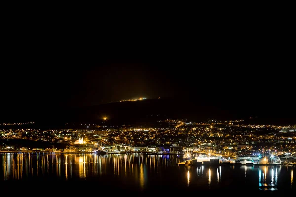 Panoramiczny widok na nocne miasto Akureyri w Północnej Islandii — Zdjęcie stockowe