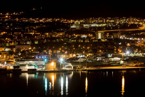 Panoramautsikt över Akureyri staden på natten i norra Island — Stockfoto