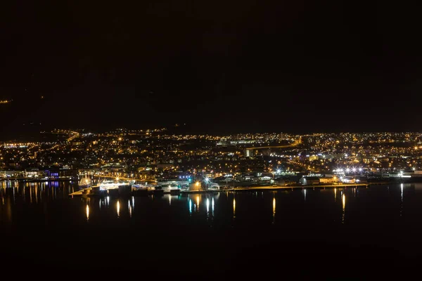 Panoramiczny widok na nocne miasto Akureyri w Północnej Islandii — Zdjęcie stockowe