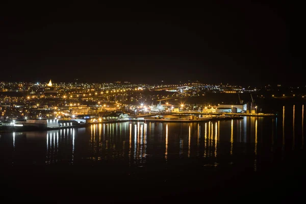 Panoramautsikt över Akureyri staden på natten i norra Island — Stockfoto