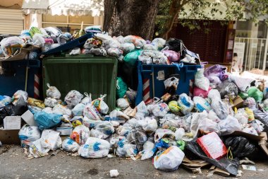  Thessaloniki sokaklarında çöp ile doldurulur