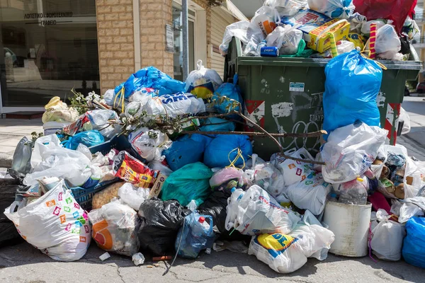 De straten van Thessaloniki zijn gevuld met afval — Stockfoto