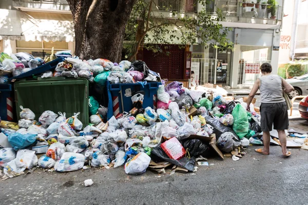 Les rues de Thessalonique sont remplies d'ordures — Photo