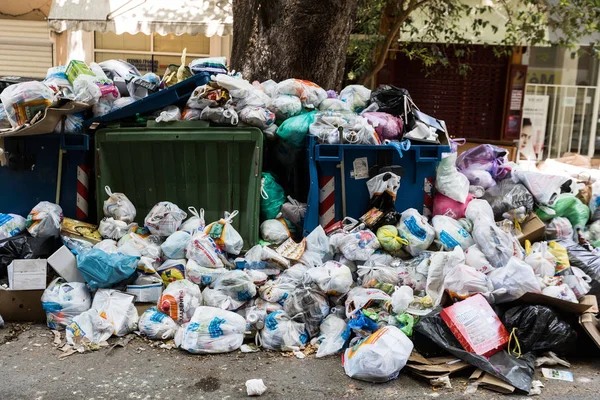 De straten van Thessaloniki zijn gevuld met afval — Stockfoto