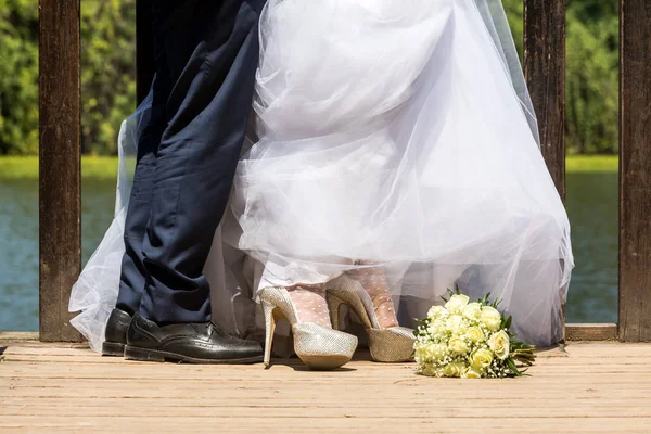 Πόδια της νύφης και του γαμπρού, γαμήλια παπούτσια — Φωτογραφία Αρχείου