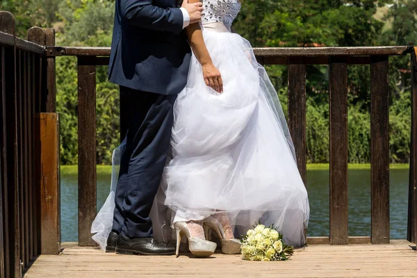 Láb a menyasszony és a vőlegény, esküvői cipők — Stock Fotó