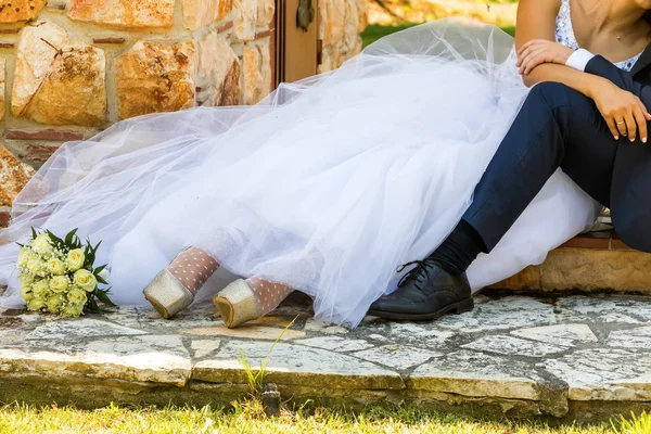 Pés de noiva e noivo, sapatos de casamento — Fotografia de Stock