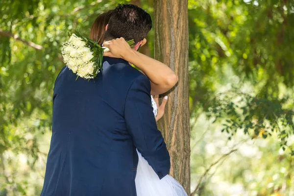 Bride and groom outdoor portrait (wedding) — Stock Photo, Image