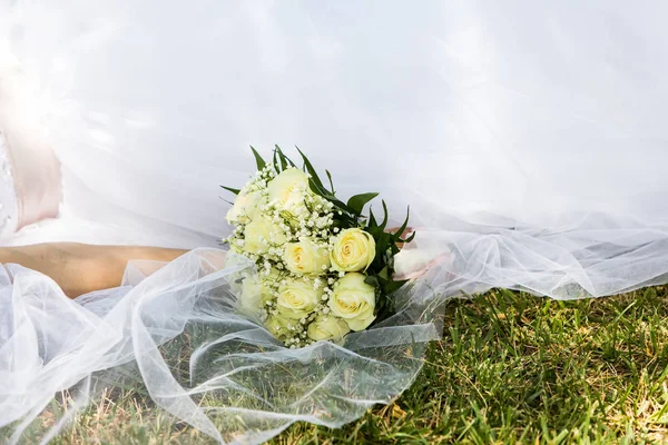 Bruiloft mooie bruid met boeket — Stockfoto