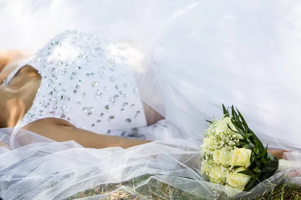 Bruiloft mooie bruid met boeket — Stockfoto