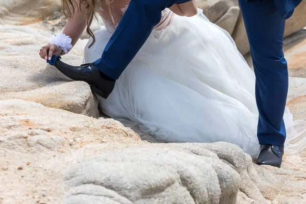 Πόδια της νύφης και του γαμπρού, γαμήλια παπούτσια — Φωτογραφία Αρχείου