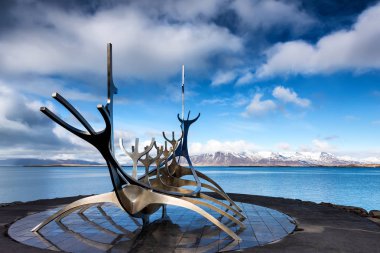 Jon Gunnar Arnason üzerinde güneş Voyager (Solfar) heykelini 