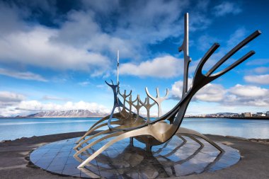 Jon Gunnar Arnason üzerinde güneş Voyager (Solfar) heykelini 