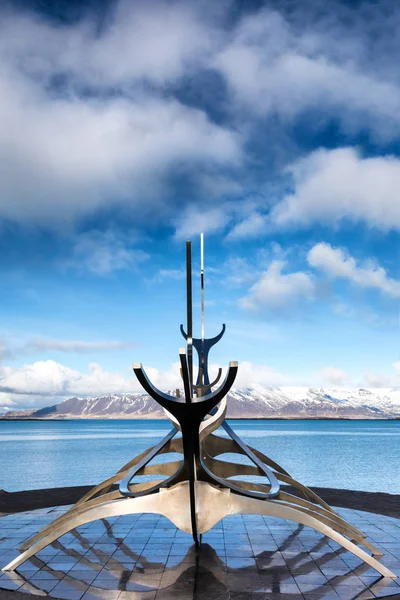 Jon Gunnar Arnason üzerinde güneş Voyager (Solfar) heykelini 