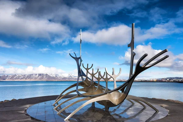 Jon Gunnar Arnason üzerinde güneş Voyager (Solfar) heykelini 