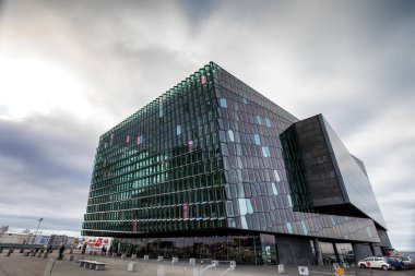 Ünlü modern bina Harpa konser salonunda Reykjavik, Icela