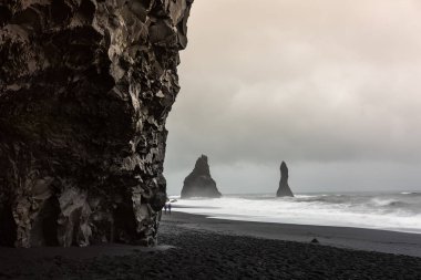 Güney İzlanda 'daki Reynisfjara Sahili' nde bazalt mağarası.