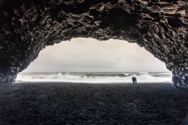 Güney İzlanda 'daki Reynisfjara Sahili' nde bazalt mağarası.